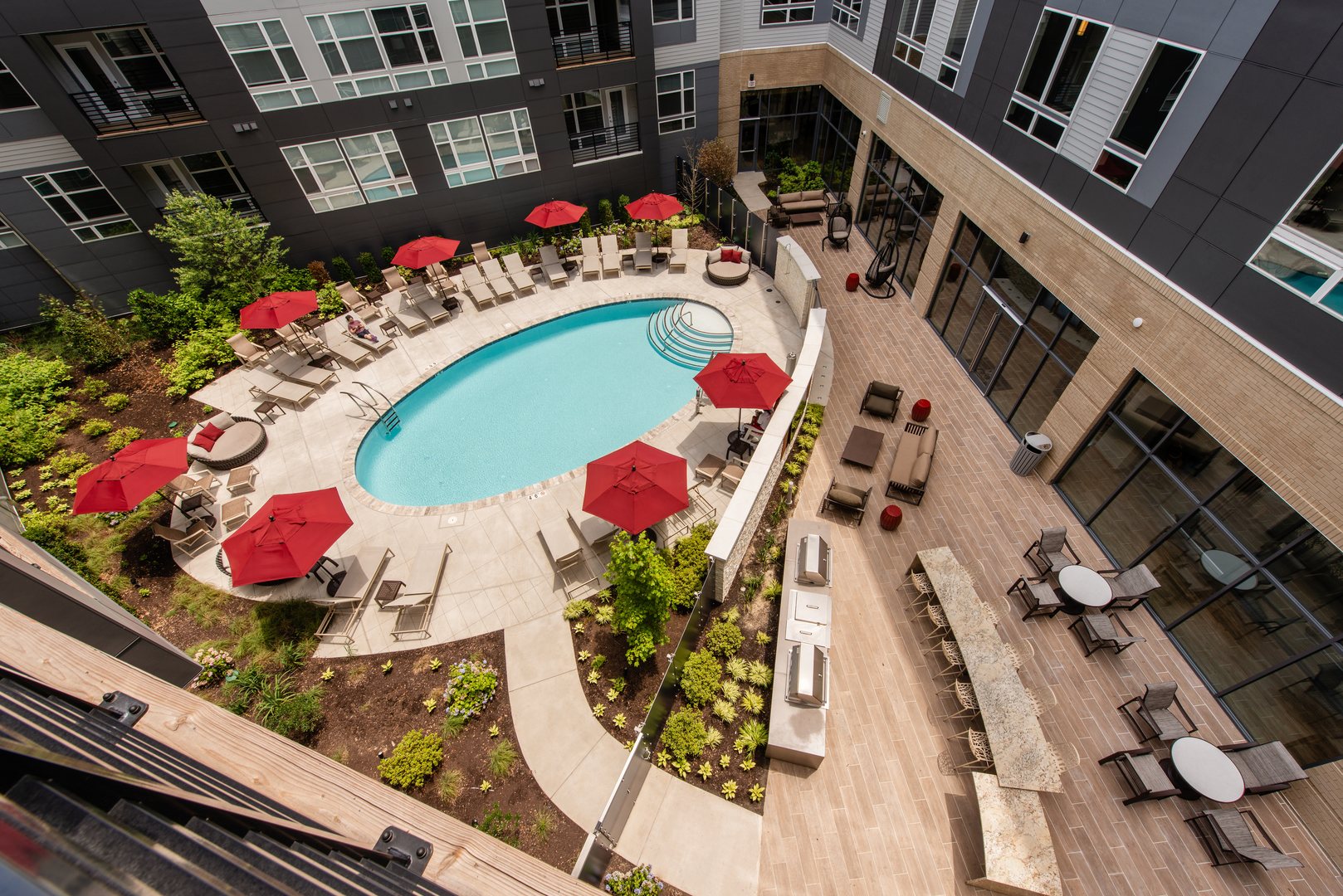 Versa_LuxuryApartmentCommunity_Courtyard_Merriweather_ColumbiaMD