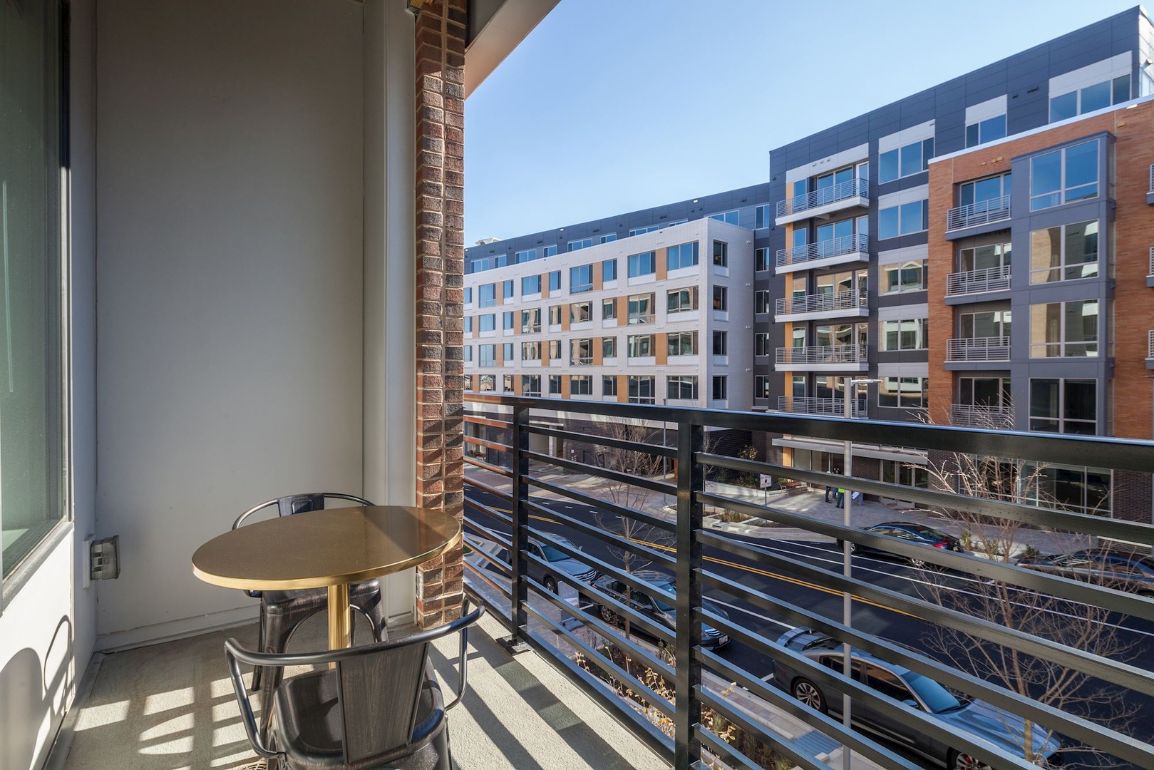 Versa_LuxuryApartmentCommunity_Balcony_Merriweather_ColumbiaMD