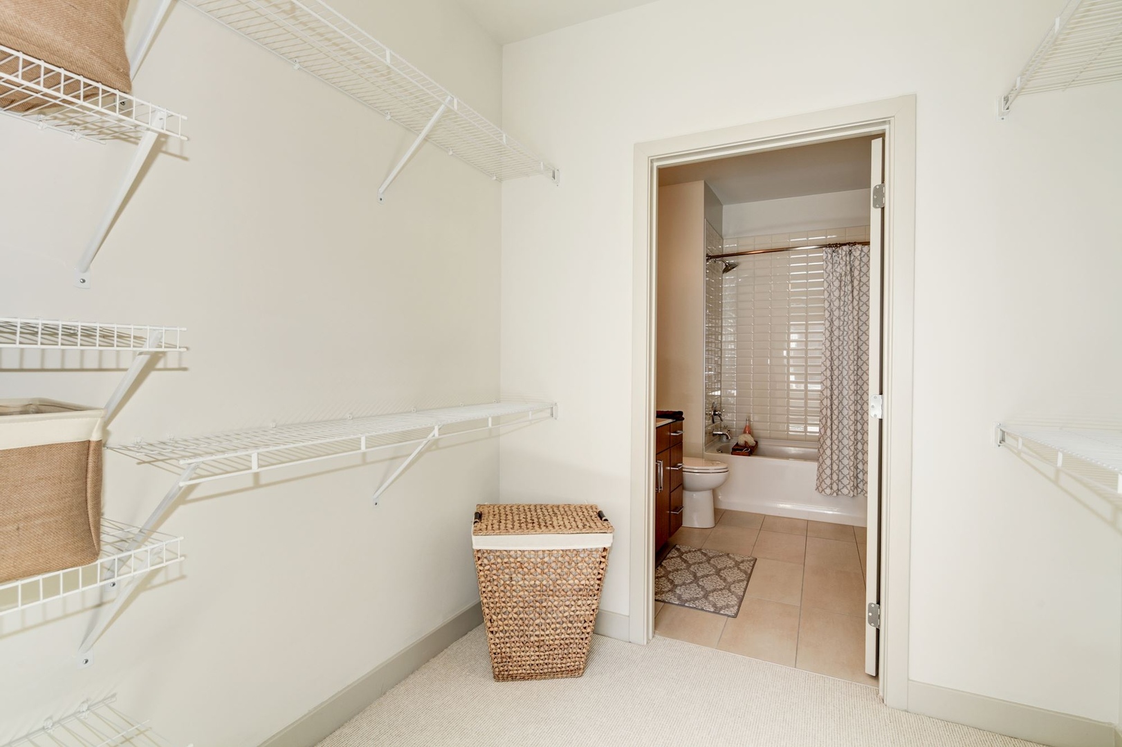 Versa_LuxuryApartmentCommunity_Closet_Merriweather_ColumbiaMD