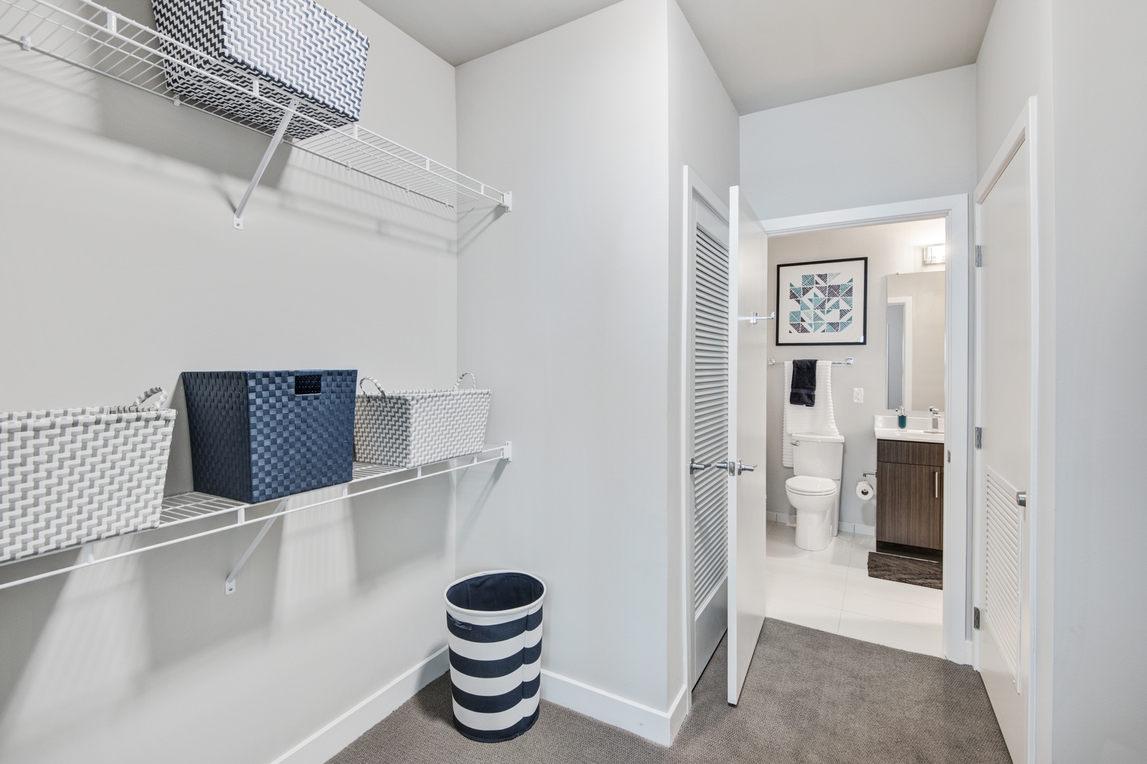 Versa_LuxuryApartmentCommunity_Closet_Merriweather_ColumbiaMD