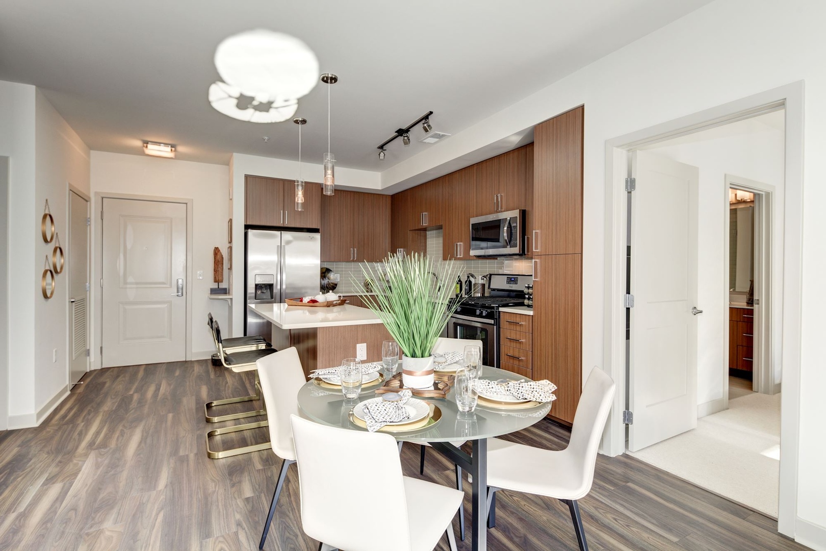 Versa_LuxuryApartmentCommunity_Dining_Merriweather_ColumbiaMD